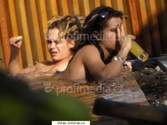 vreau si eu in maldive cu ei....

  so...new voiam si cu gusty si georg....
 
  ce fatza are tom