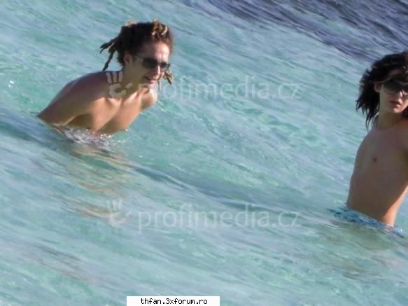 Bill & Tom - poze din vacanta - cred ca lu Tom ii era frig - Tokio Hotel