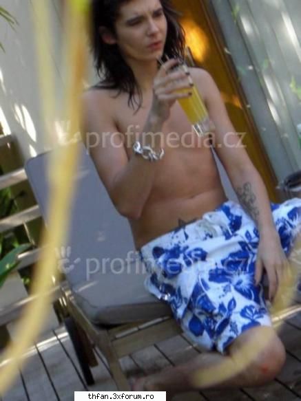 Bill & Tom - poze din vacanta - ce natural e...da s-a lovit la genunchi - Tokio Hotel