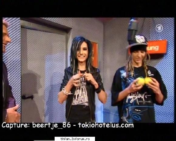 r: ce face fratele tau cu merele alea 2??
b: testeaza noul model de silicoane fun with bill