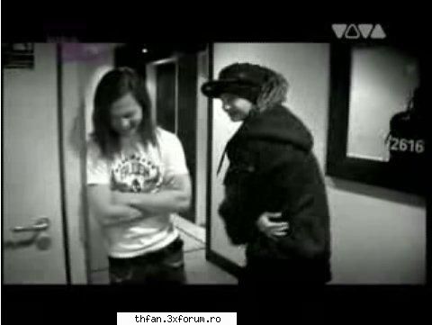 t: oooo daa 
ge: tom.. da' chiar le duci lipsa.. la groupies :)) 
t: a hug?:> fun with georg