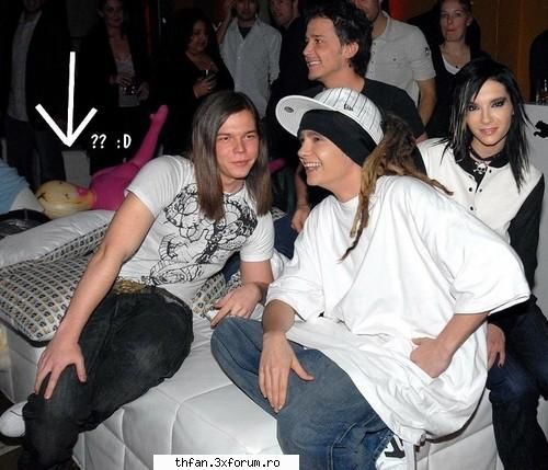 Let's laugh with Tokio Hotel - T: Hopa... Bill..ti-ai uitat gagica pe canapea B - Tokio Hotel