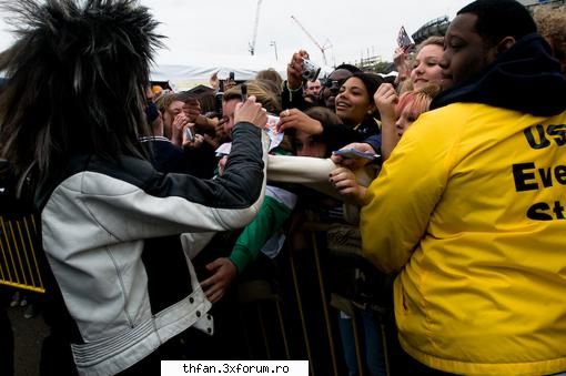 Tokio Hotel la MTV TRL America - Fans push up against the barricade to get an - Tokio Hotel