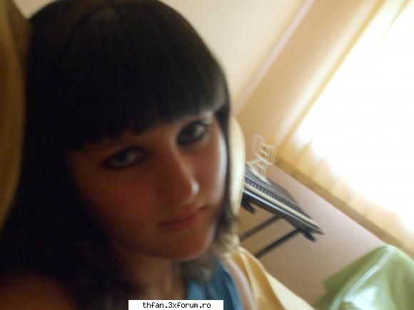 aici pozika mea:* - hey...in sfarshit mai pun shi yo poze - Pictures