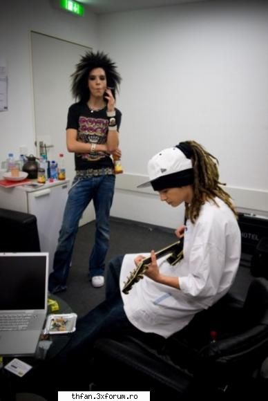 bill georg si gustav s-au apukat de fumat !!! - *tigara din mana lui bill *si scrumiera d lng - Tokio Hotel