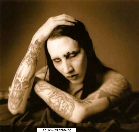 ce melodie asculti acum? - hai k eu sunt p de parte d voi ...M.Manson - Let's talk