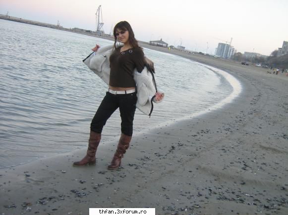 pe plaja... :dinti: lavy :