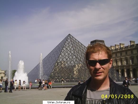 meeee.....Here's andra [andrk22] - tati in fatza la LOUVRE...am ajuns akolo..shi cum - Pictures
